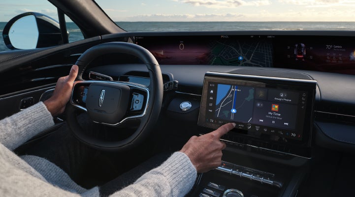 The driver of a 2025 Lincoln Nautilus® SUV interacts with the new Lincoln Digital Experience. | Apple Lincoln Apple Valley in Apple Valley MN